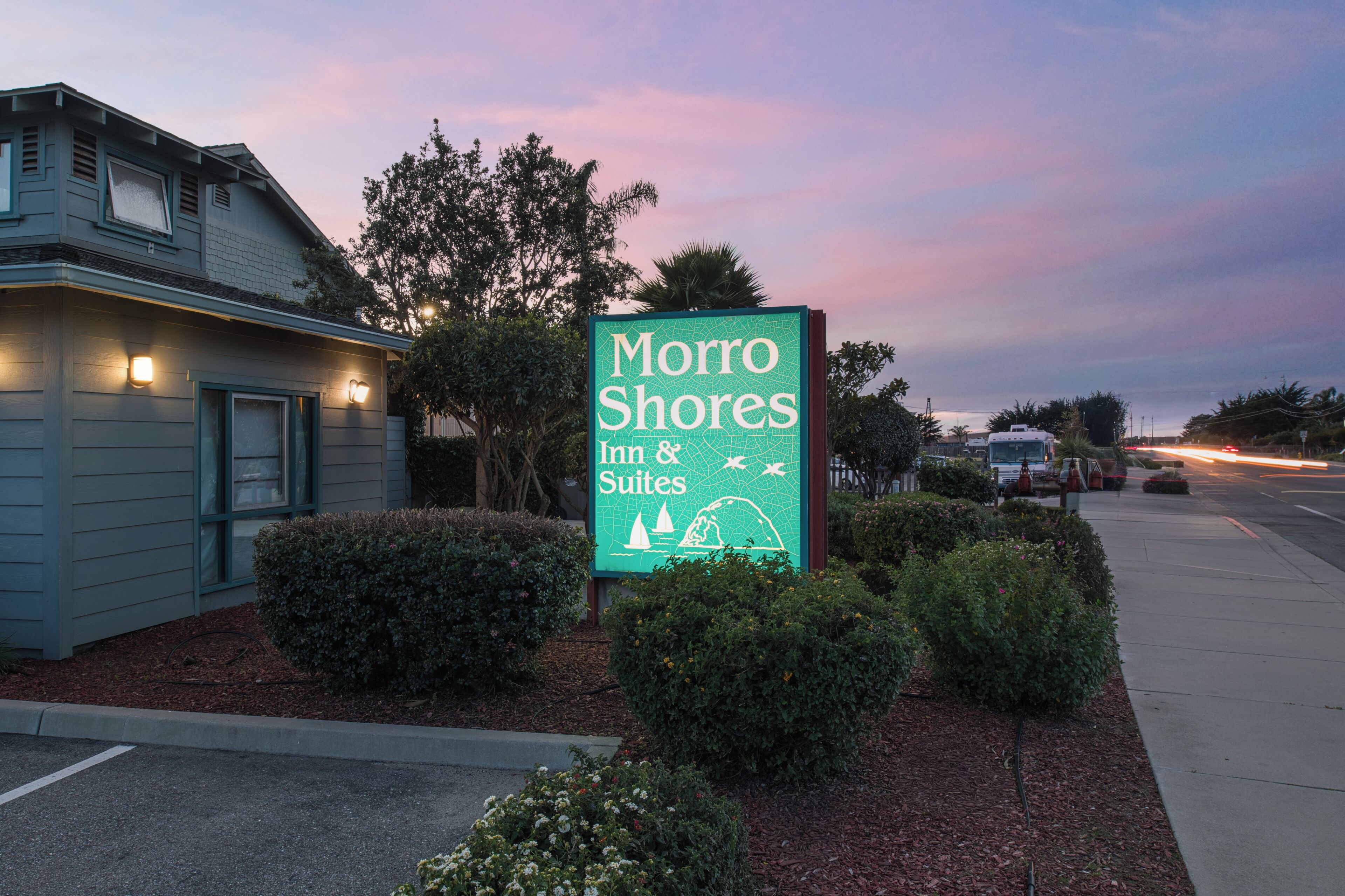 Une enseigne de motel sur laquelle on peut lire « Morro Shores Inn & Suites ».