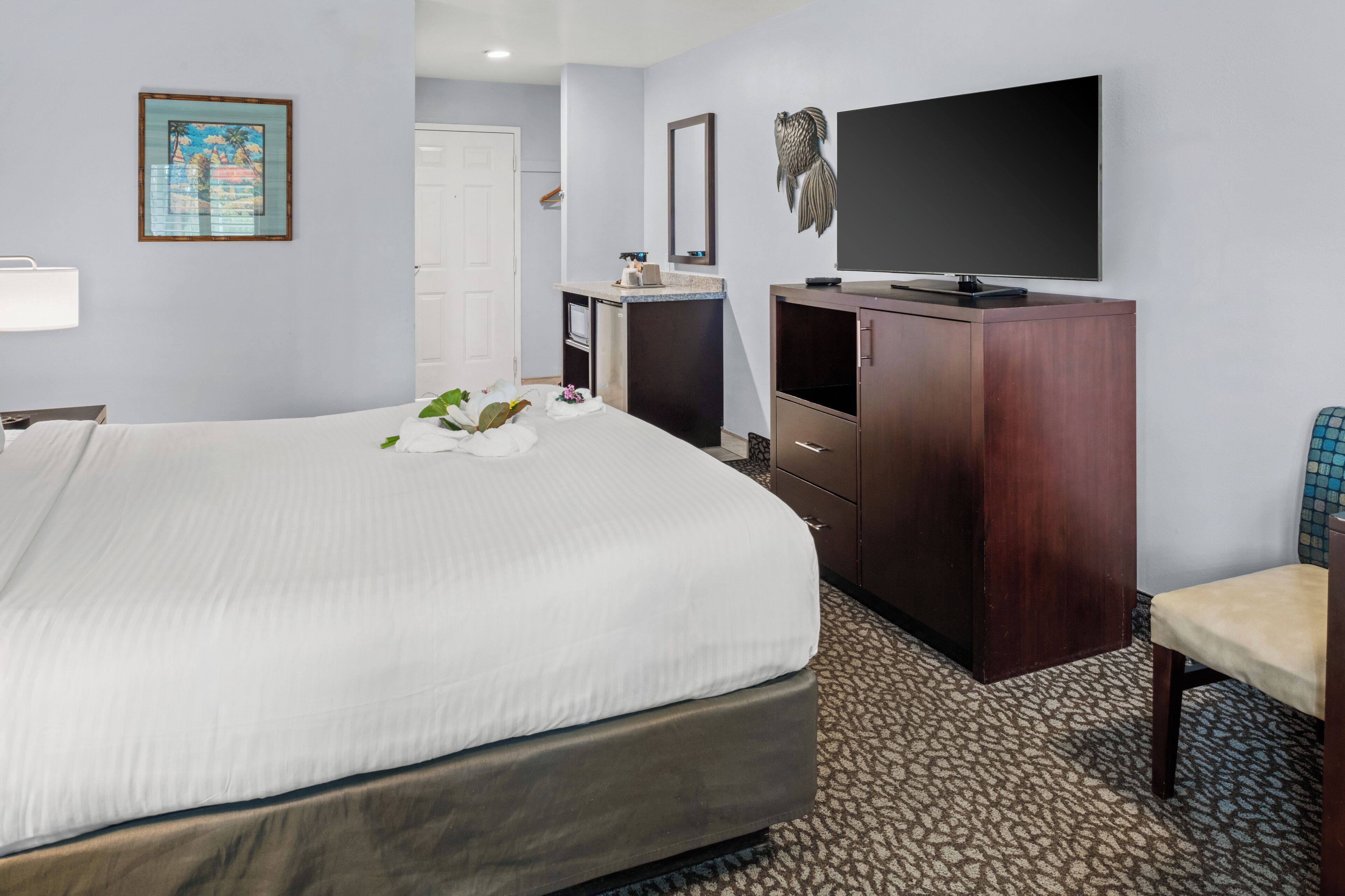 Deluxe Room, 1 King Bed, Non Smoking | Premium bedding, pillowtop beds, blackout drapes, soundproofing