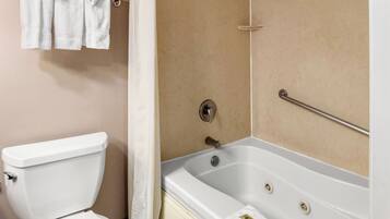 Ein Badezimmer mit Toilette, Badewanne und Handtuchhalter.