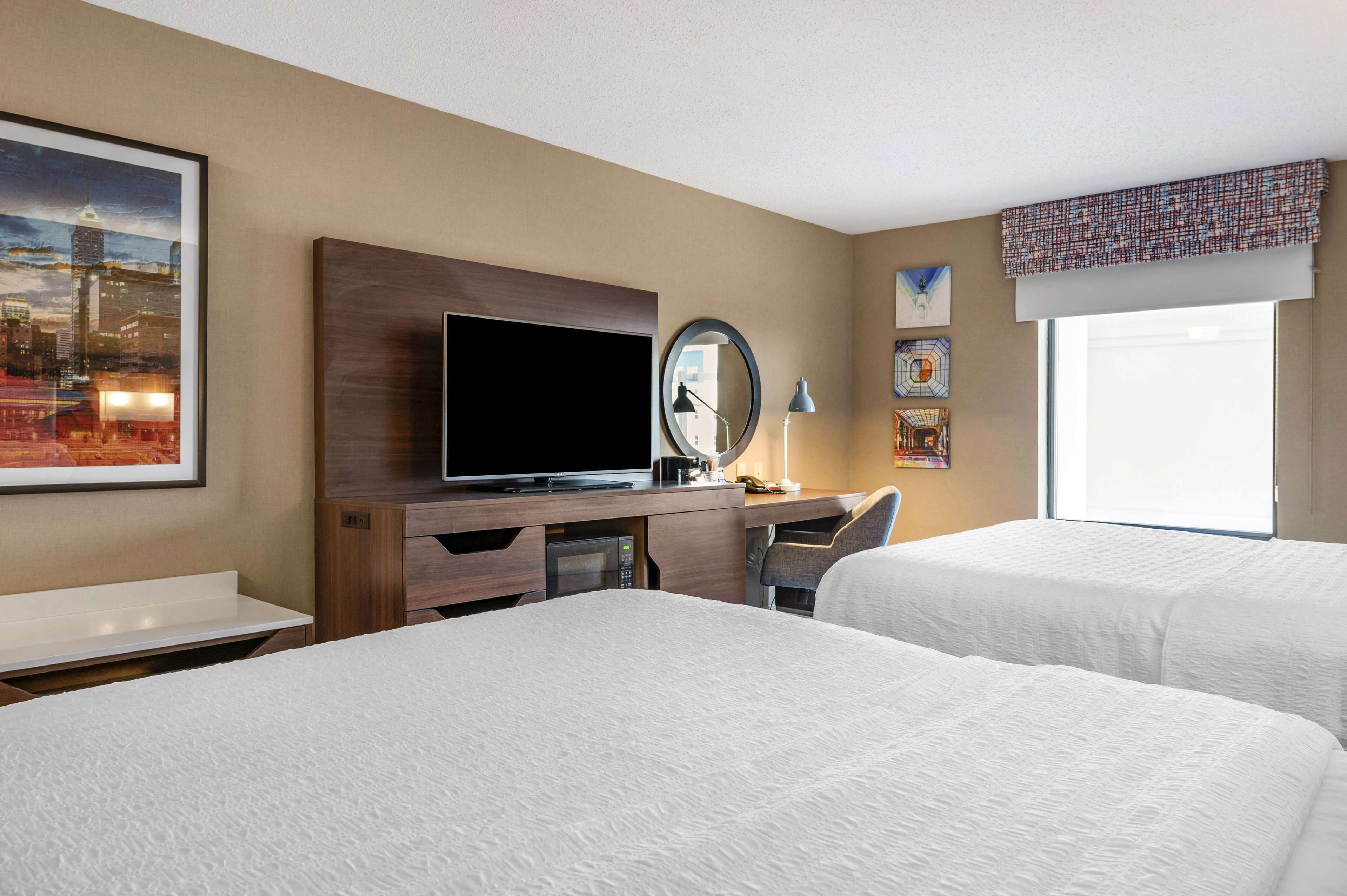 Een kluis op de kamer, een bureau, verduisterende gordijnen