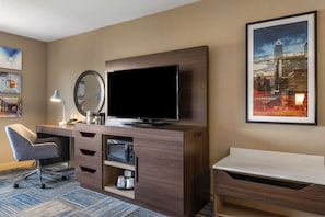 Cofres nos quartos, escrivaninha, cortinas blackout