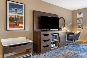In-room safe, desk, blackout drapes, iron/ironing board - Hampton Inn Greenfield (Greenfield)