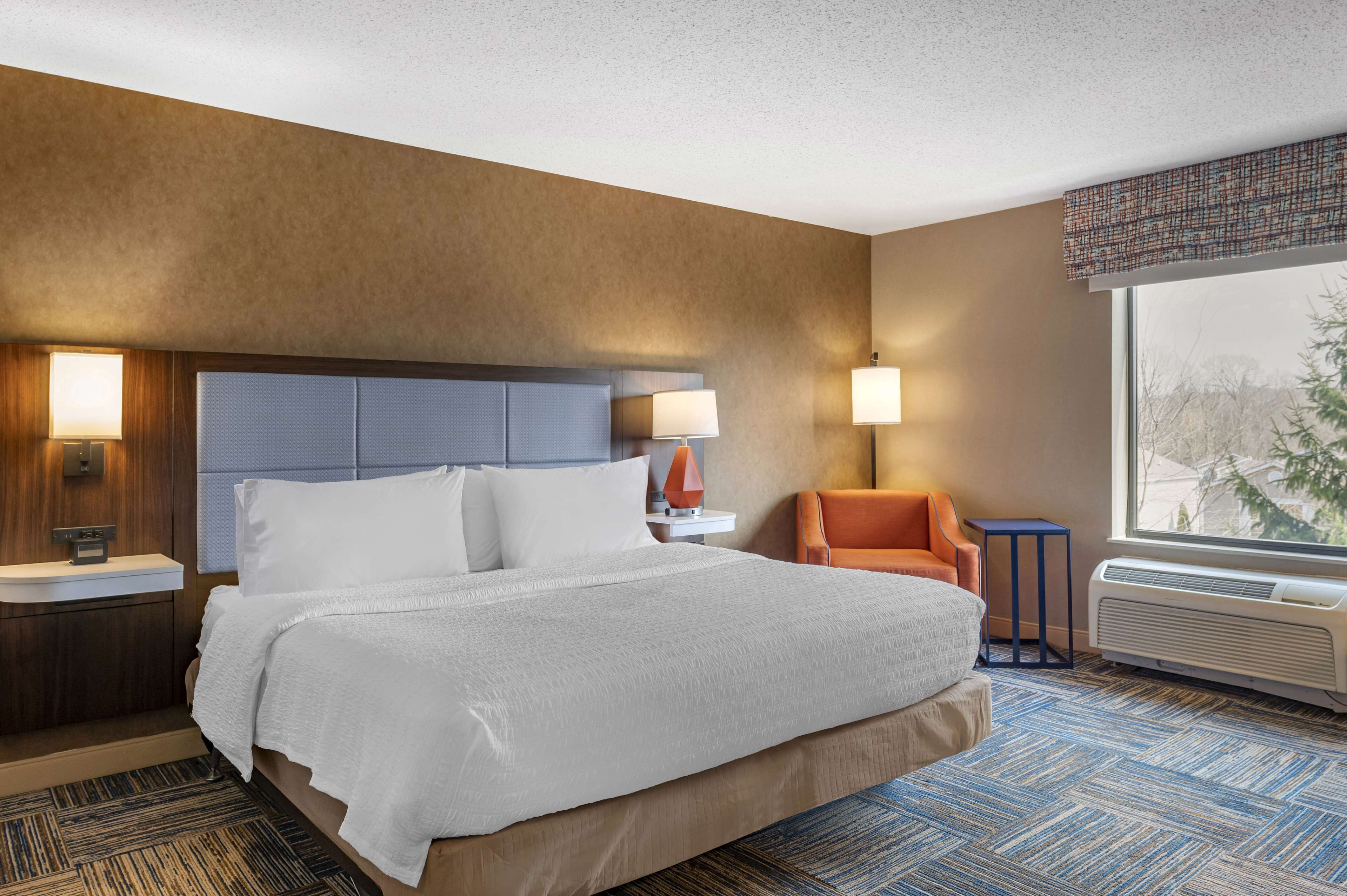 king, non smoking, jetted tub | in-room safe, desk, blackout curtains, iron/ironing board