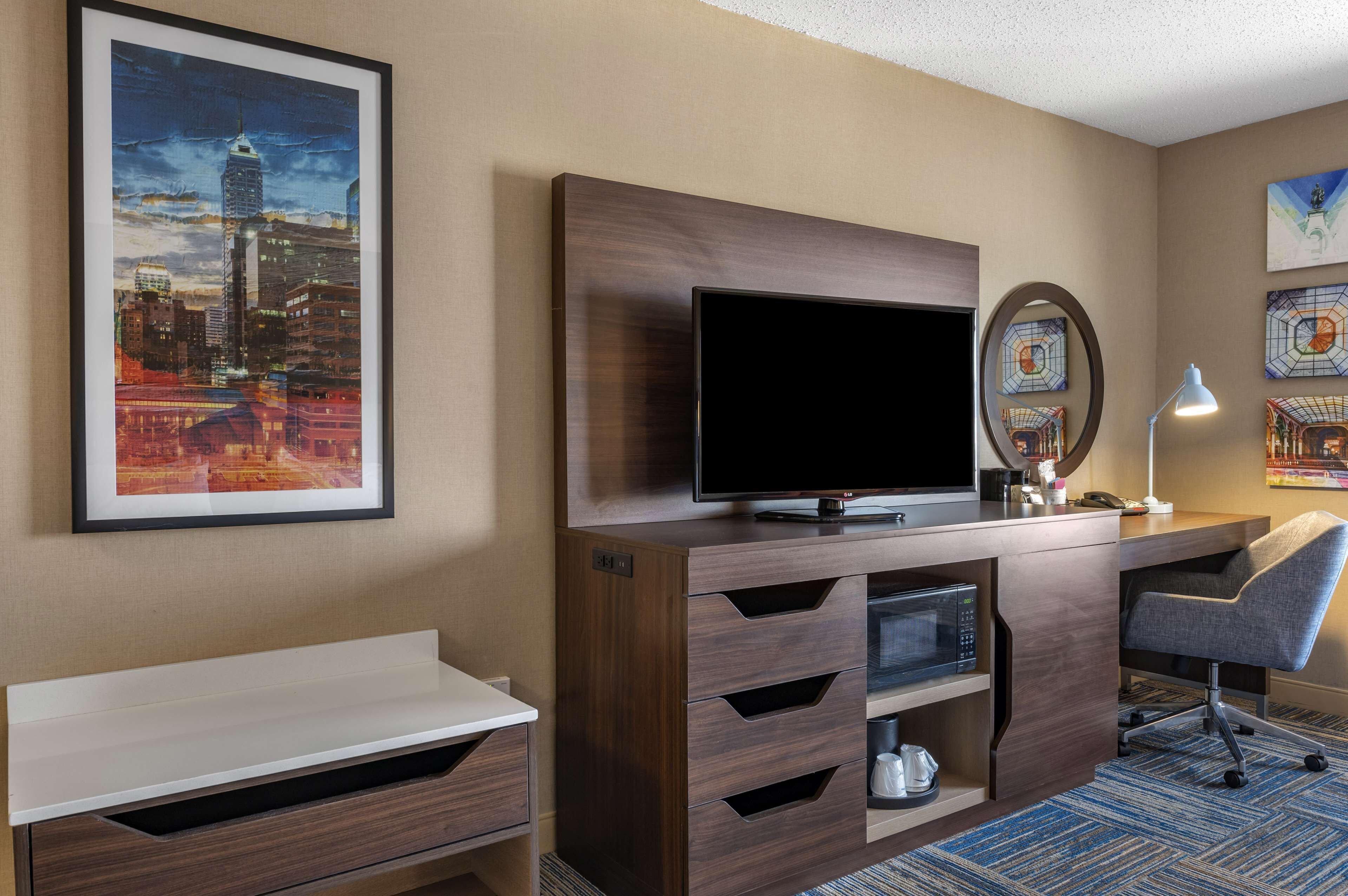 king, non smoking, jetted tub | in-room safe, desk, blackout curtains, iron/ironing board