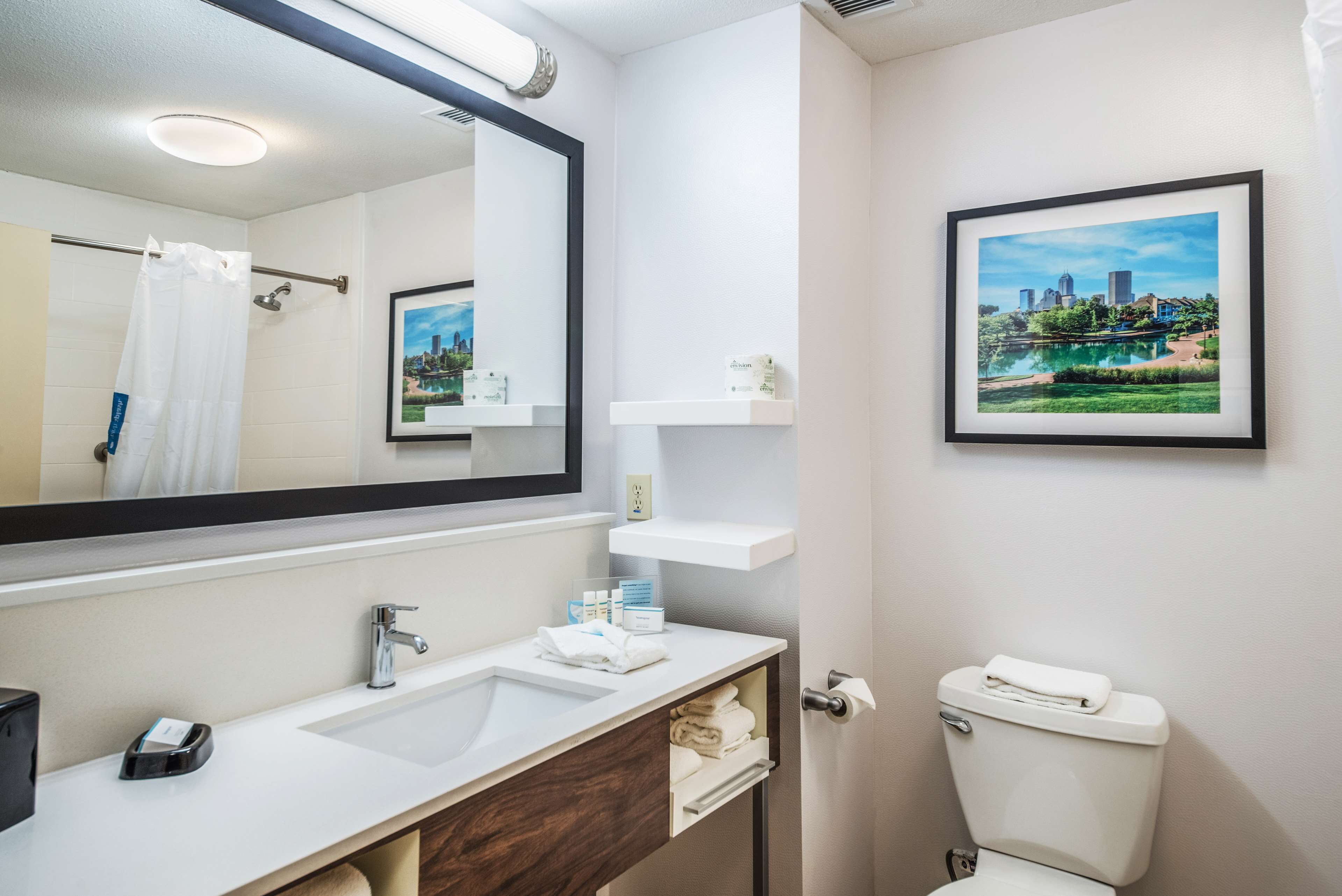 room, 2 queen beds, non smoking | bathroom | free toiletries, hair dryer, towels