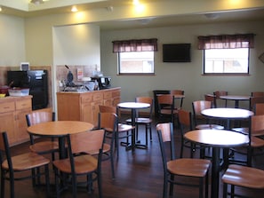 Free daily continental breakfast - Trade Winds Motel (Valentine)