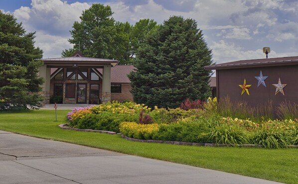 Garden - Trade Winds Motel (Valentine)