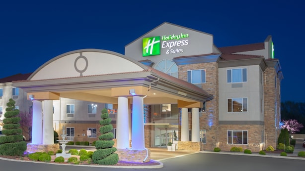 A Holiday Inn Express & Suites building with a covered entrance, multiple floors, and a well-lit facade. - Holiday Inn Express & Suites Tucumcari by IHG (Tucumcari)
