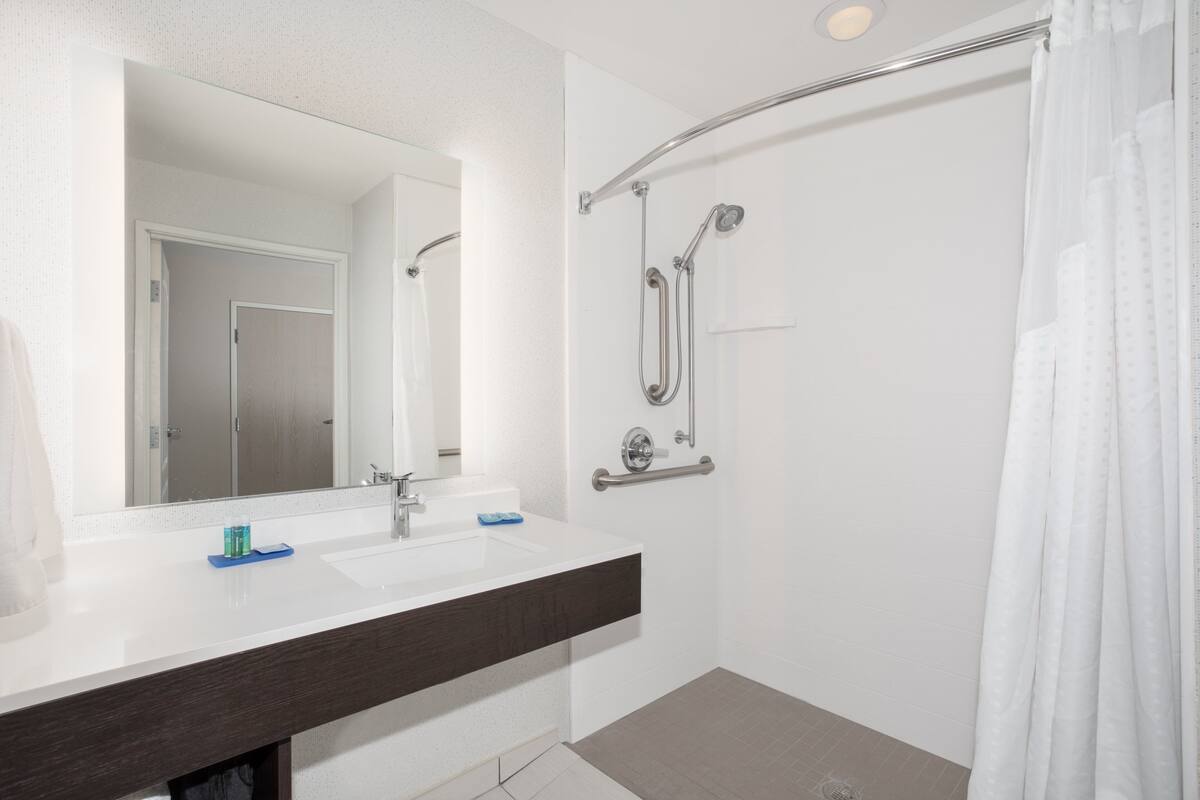 1 bedroom, desk, iron/ironing board, rollaway beds