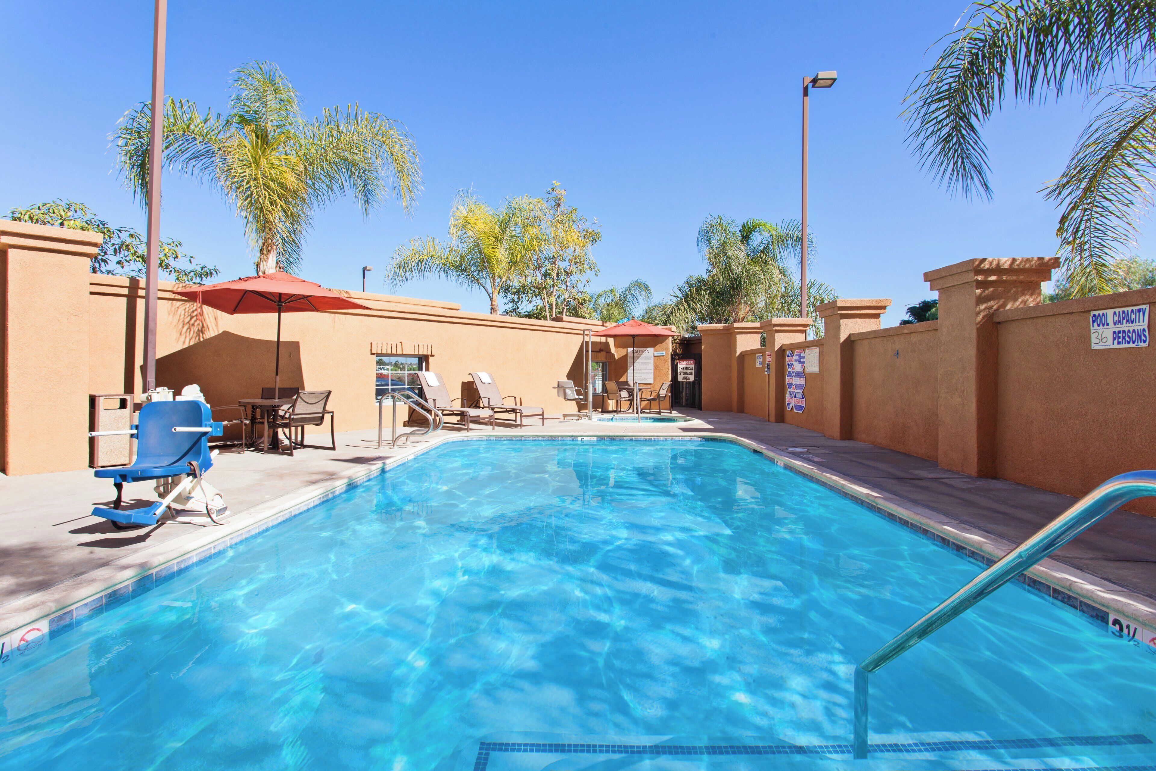 Utendørsbasseng og solsenger