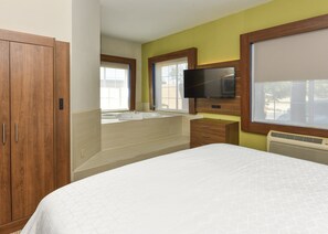Premium bedding, pillowtop beds, in-room safe, blackout drapes - Holiday Inn Express & Suites Corona by IHG (Corona)