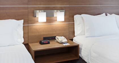 Holiday Inn Express & Suites Corona by IHG