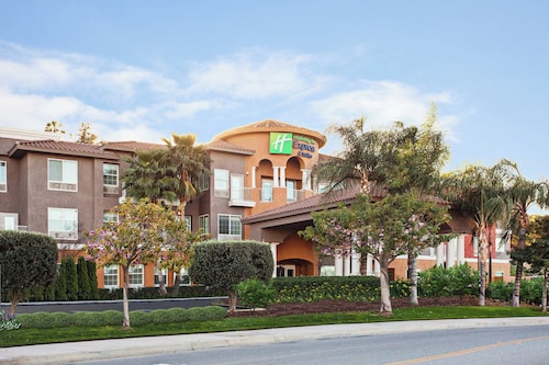 Holiday Inn Express & Suites Corona by IHG