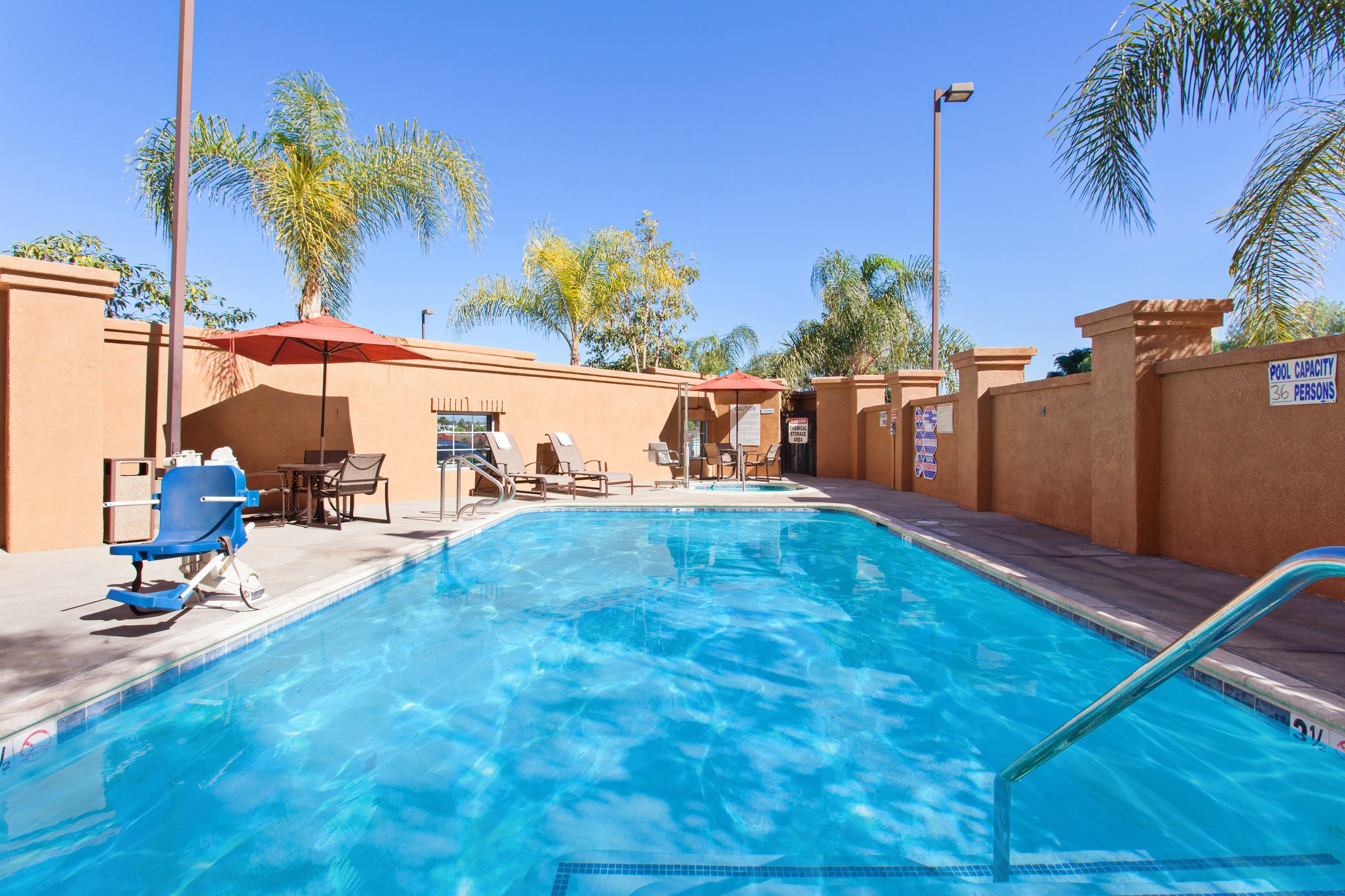 outdoor pool, open 9:00 am to 10:00 pm, pool loungers
