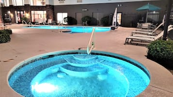 Utomhuspool och solstolar