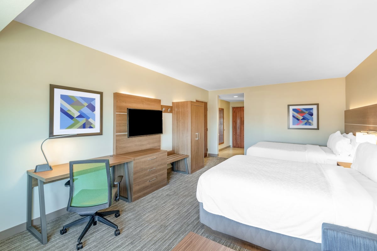 Standard Room, 2 Queen Beds, Mountain View