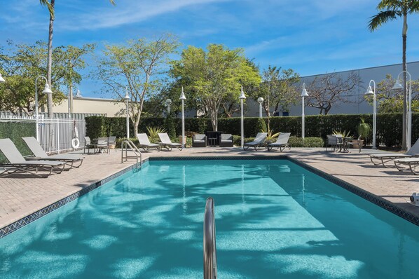Outdoor pool - Holiday Inn Express & Suites Kendall by IHG (Miami)
