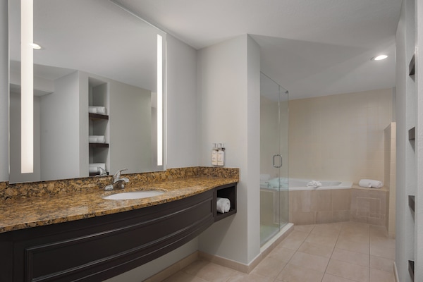 Standard Room, 1 King Bed (Extra Floor Space) | In-room safe, desk, blackout drapes, iron/ironing board
