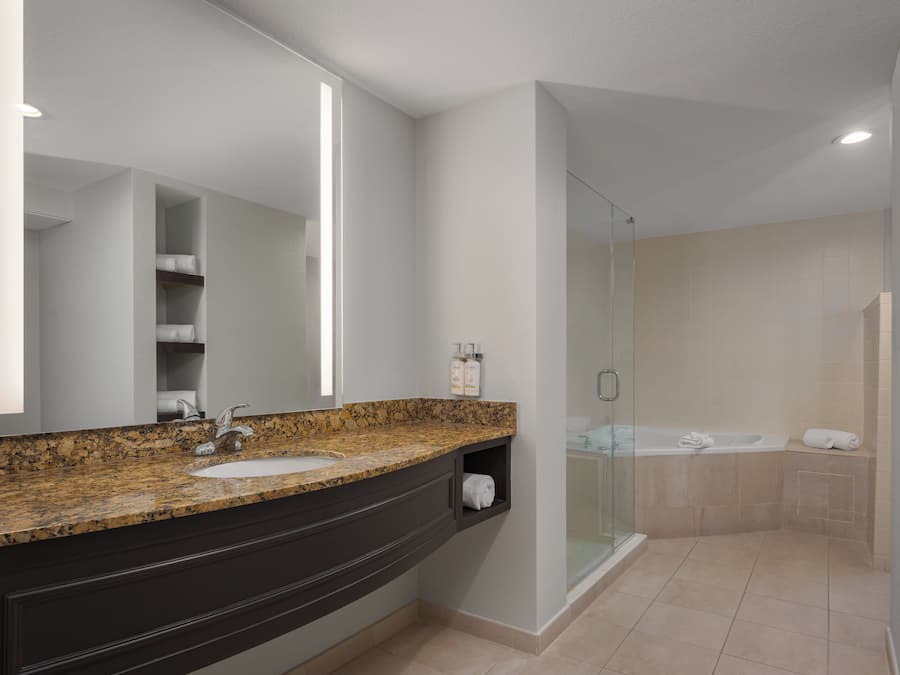 Standard Room, 1 Katil Raja (King) (Extra Floor Space) | Peti besi dalam bilik, meja, langsir/tirai gelap terus