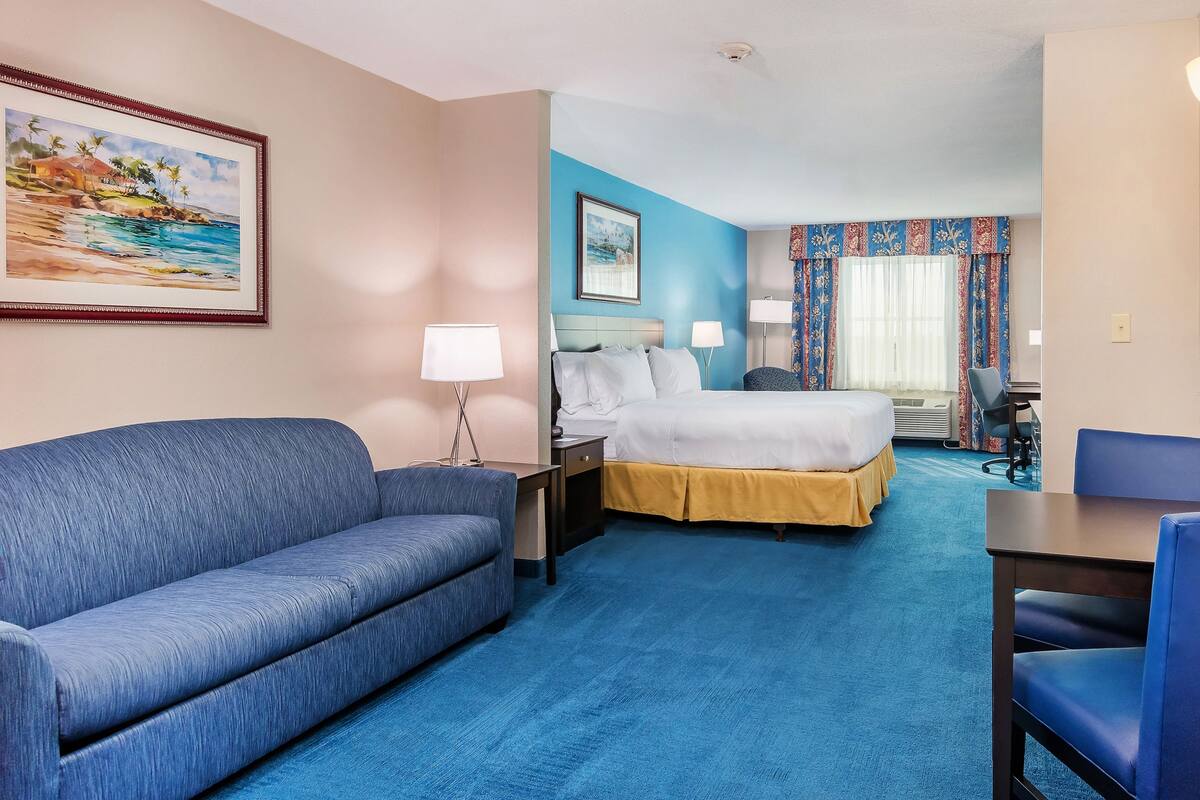 1 bedroom, in-room safe, desk, blackout curtains