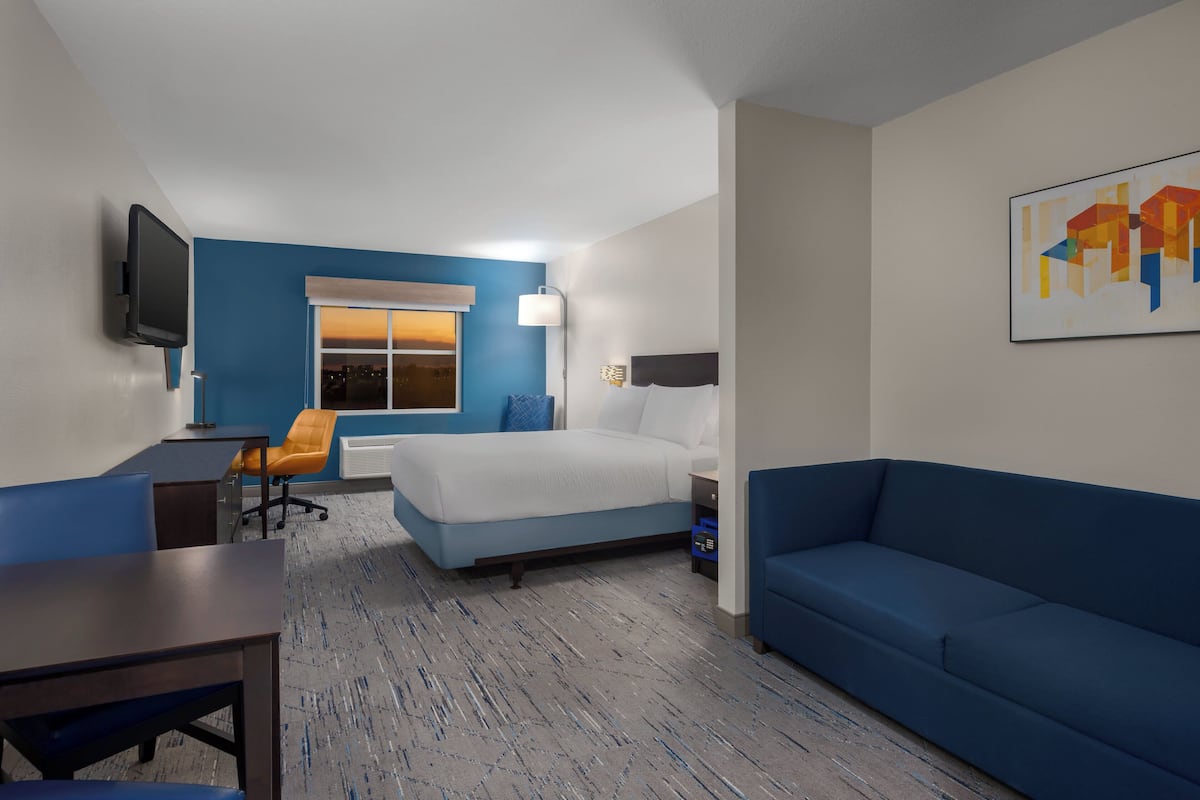 Suite, 1 Queen Bed, Non Smoking | In-room safe, desk, blackout drapes, iron/ironing board