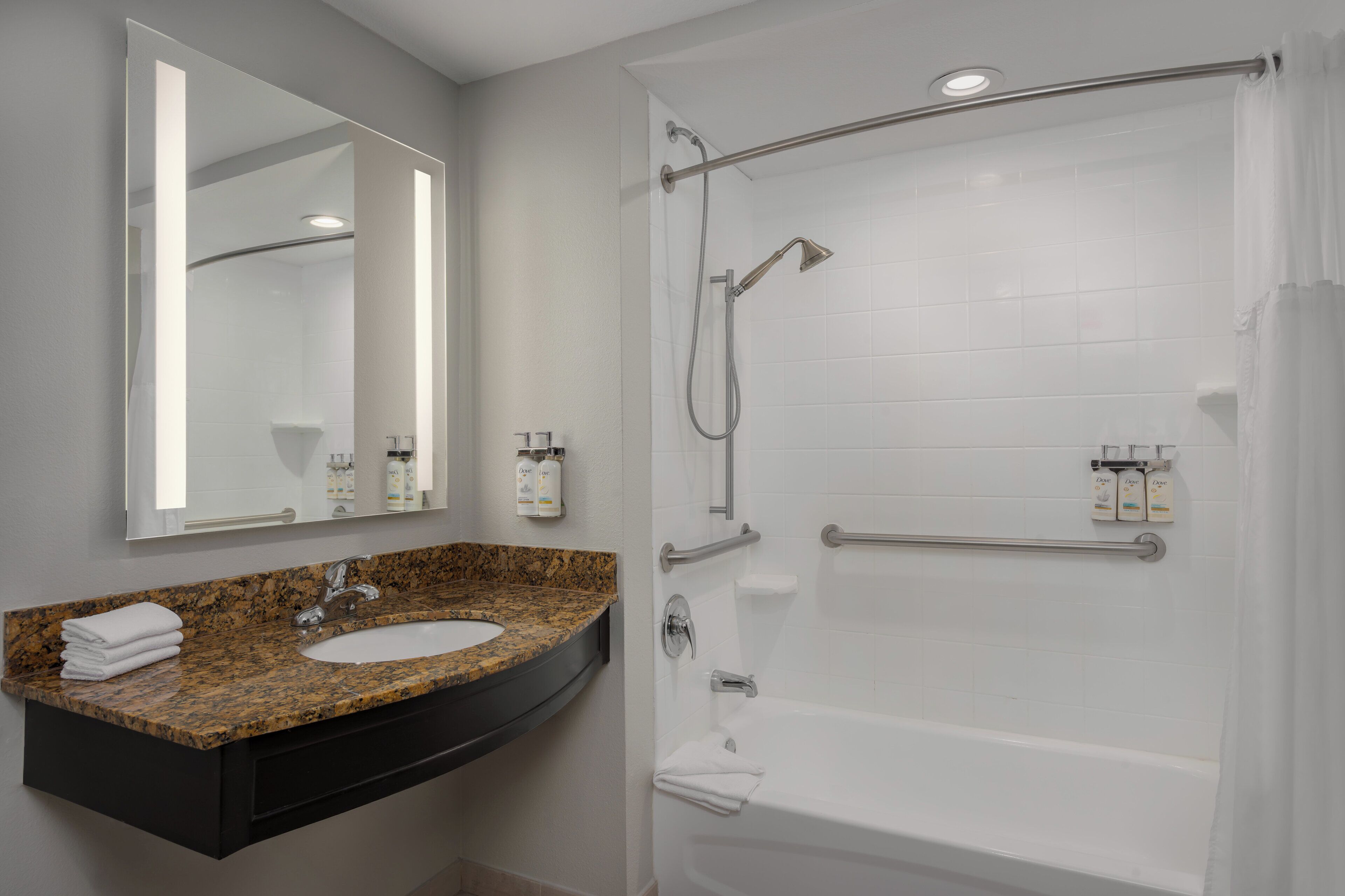 خزنة داخل الغرفة ومكتب وستائر تعتيم ومكواة/لوح كي