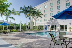 Outdoor pool - Holiday Inn Express & Suites Kendall by IHG (Miami)