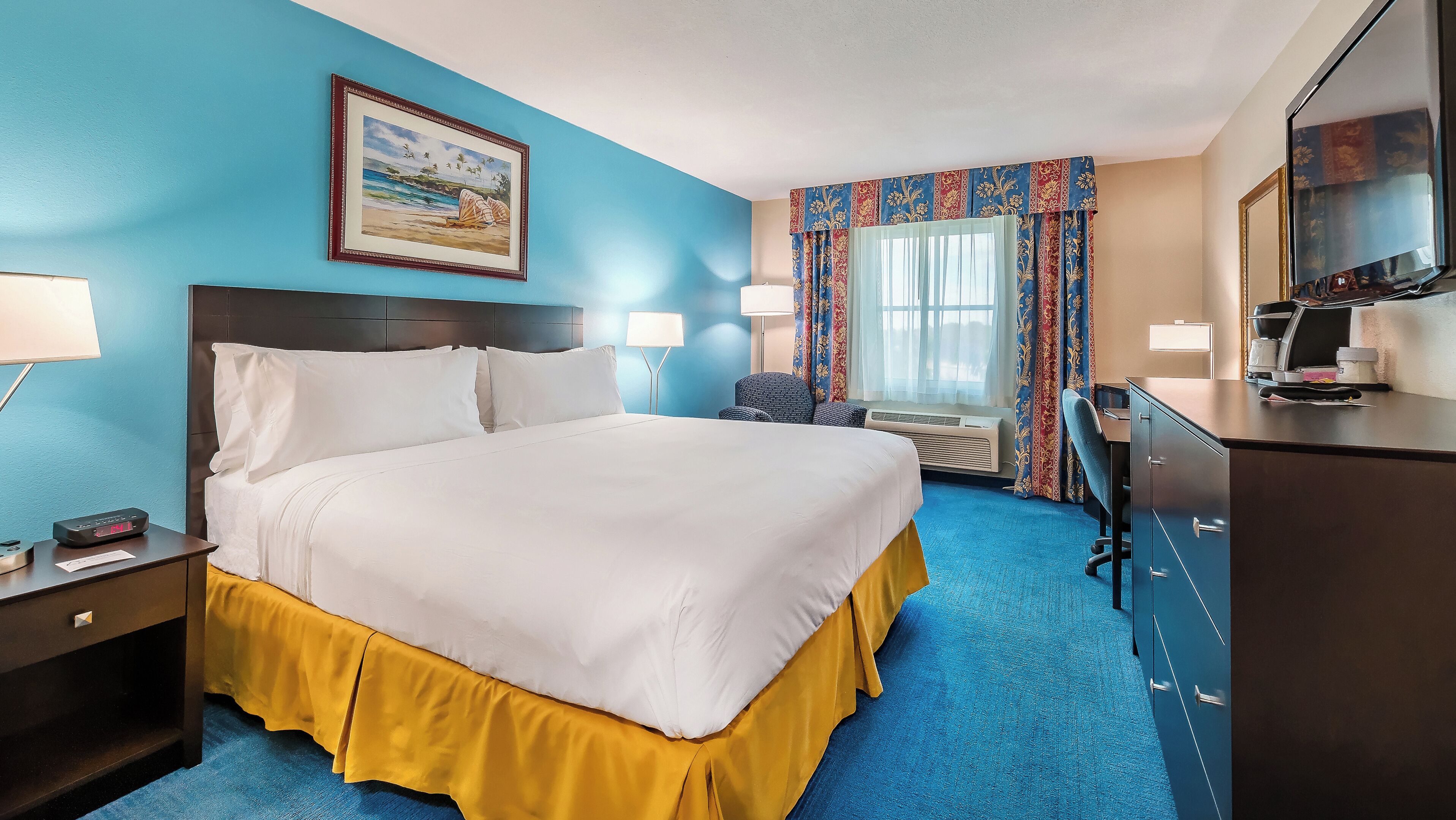 セーフティボックス (室内)、デスク、遮光カーテン、アイロン / アイロン台