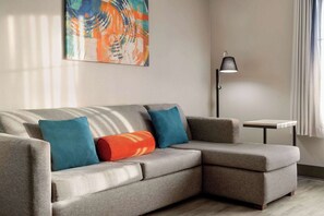 Hochwertige Bettwaren, Schreibtisch, Bügeleisen/Bügelbrett