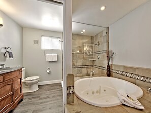 Suite, 1 King Bed (Tahoe Suite) | Bathroom - Secrets Inn Lake Tahoe (South Lake Tahoe)