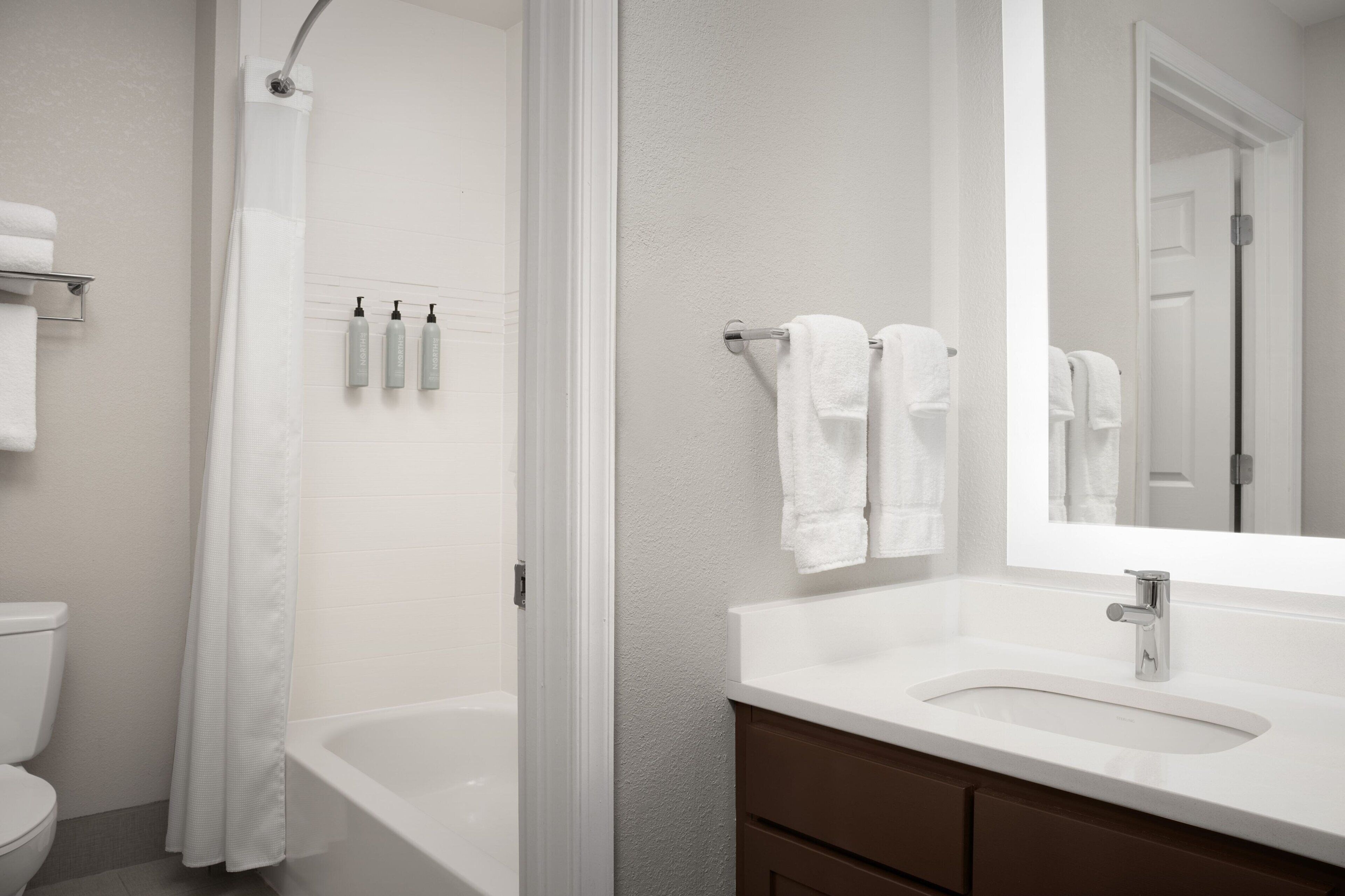 suite, 2 bedrooms | bathroom | combined shower/bathtub, free toiletries, hair dryer, towels