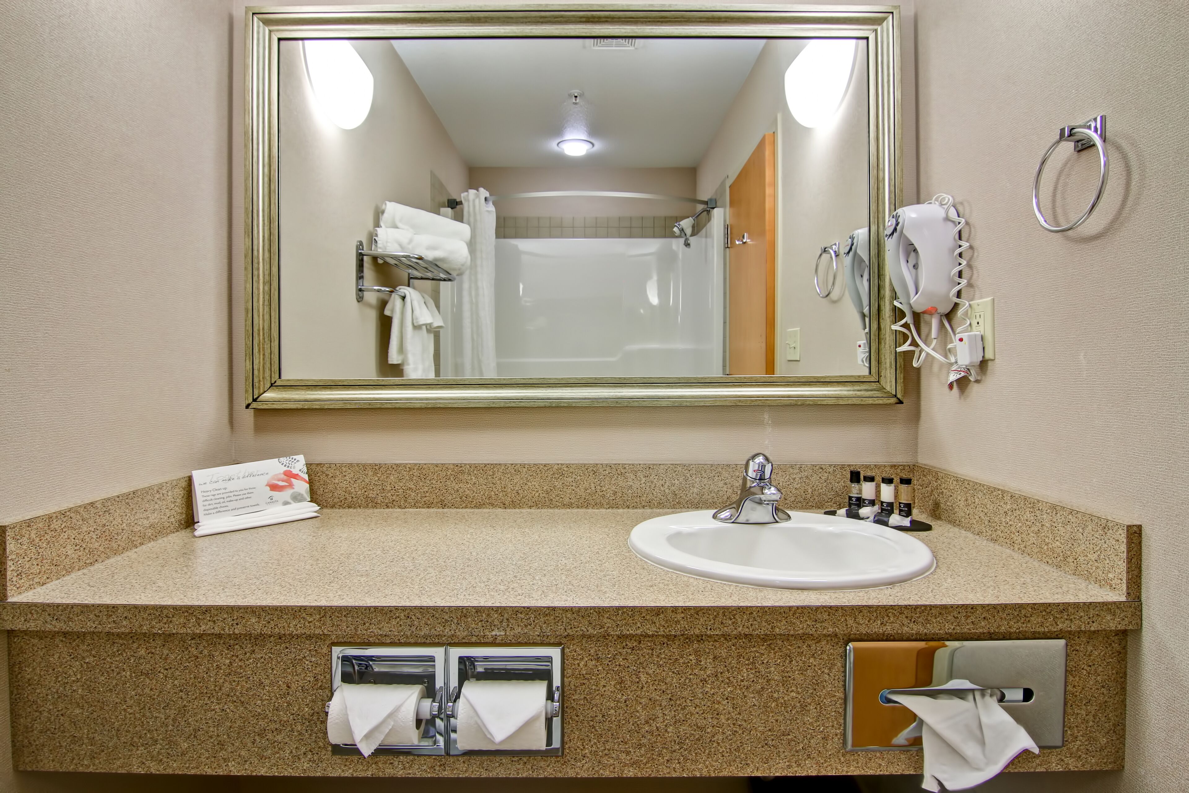 combined shower/bathtub, hair dryer, towels