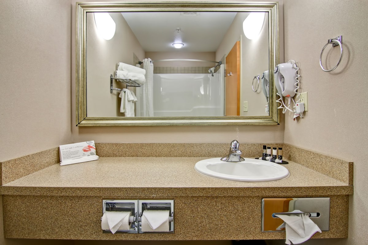 Duschwanne, Haartrockner, Handtücher