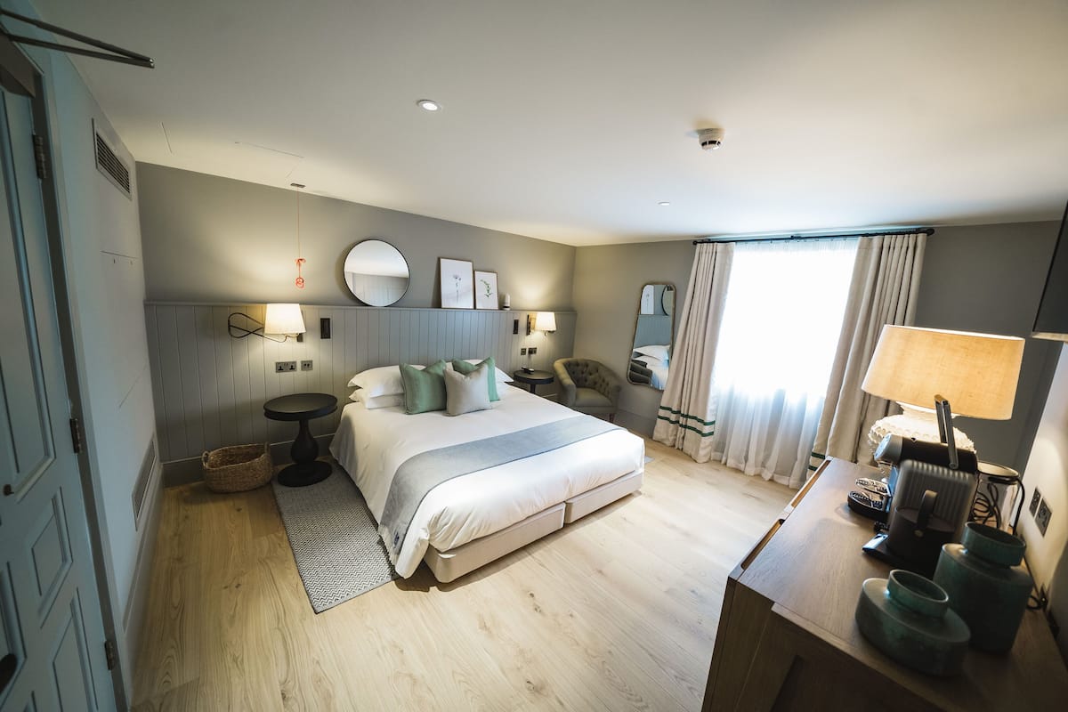 Zimmer, 1 King-Bett (Wellington Lodge) | Zimmersafe, Schreibtisch, Babybetten, Zustellbetten
