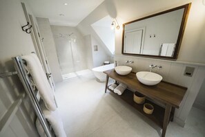 Suite (Wellington Lodge) | Bathroom - Highfield Park (Hook)