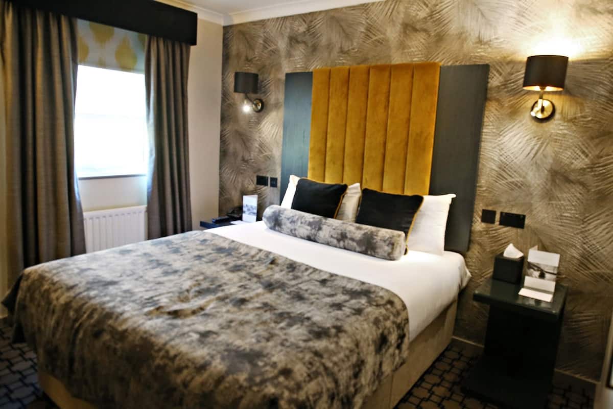 In-room safe, desk, laptop workspace, iron/ironing board