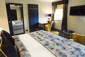 Deluxe Double Room, 2 Twin Beds | In-room safe, desk, laptop workspace, iron/ironing board