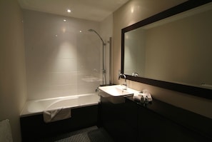 Combined shower/tub, free toiletries, hair dryer, towels