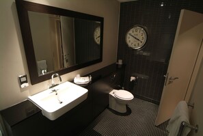 Combined shower/tub, free toiletries, hair dryer, towels