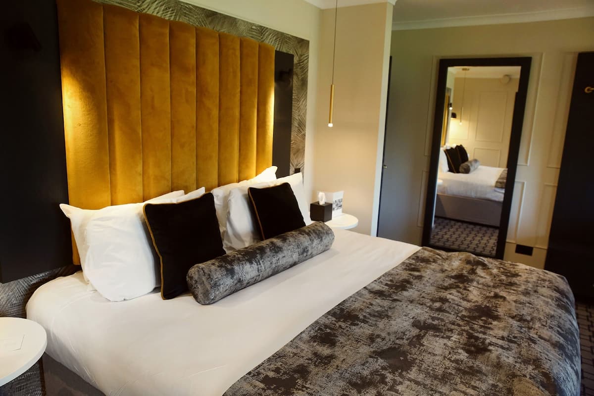 客房内保险箱、办公桌、笔记本电脑工作区、熨斗/熨衣板