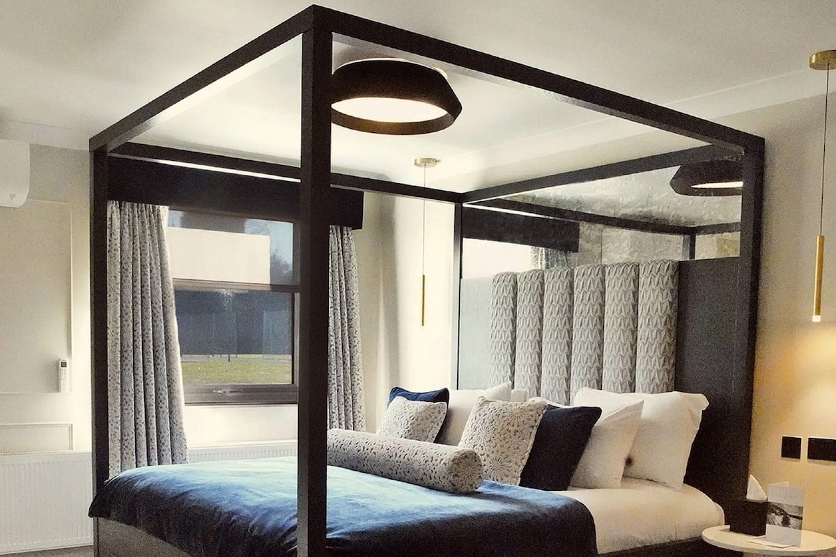 Junior Suite | In-room safe, desk, laptop workspace, iron/ironing board