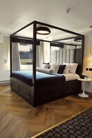 Caja de seguridad en la habitación y escritorio 