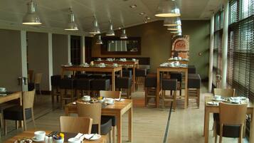 Tägliches Frühstücksbuffet gegen Gebühr