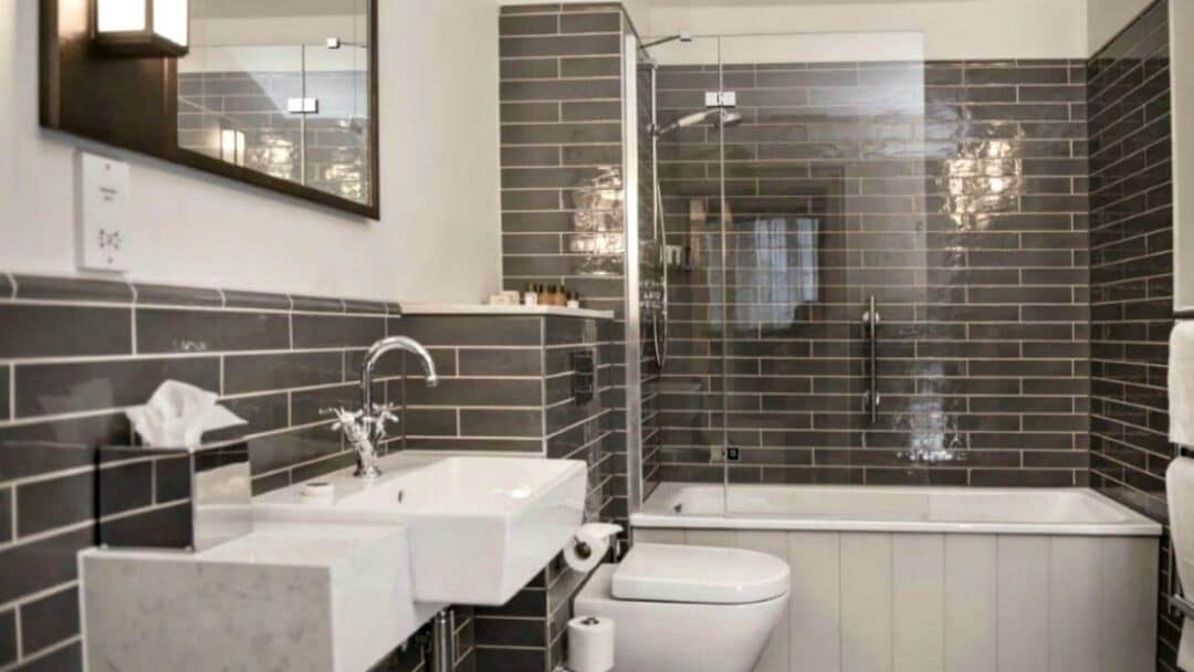 Deluxe Double Room, Annex Building | Bathroom | Combined shower/bathtub, free toiletries, hair dryer, towels