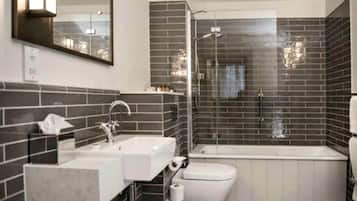 Deluxe Double Room, Annex Building | Bathroom | Combined shower/bathtub, free toiletries, hair dryer, towels
