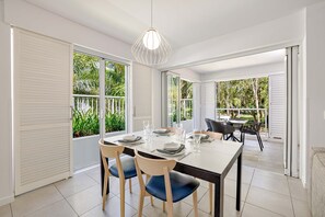 Een 30-inch flatscreentelevisie met kabelzenders en televisie