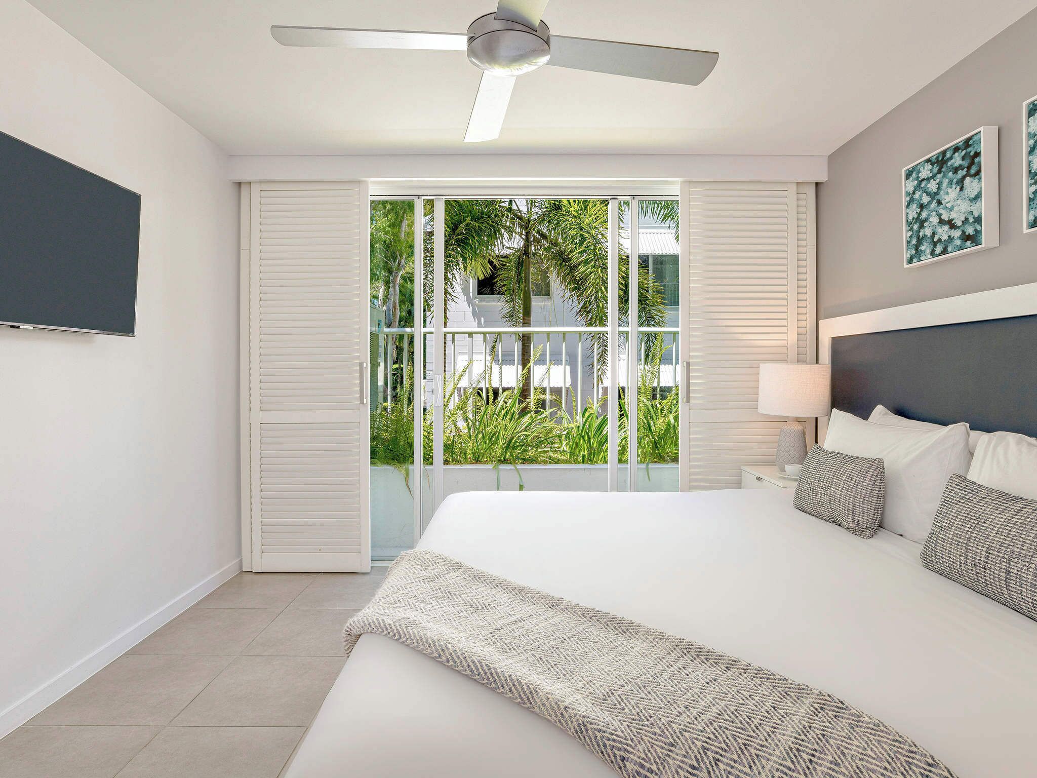 Caja de seguridad en la habitación y tabla de planchar con plancha 