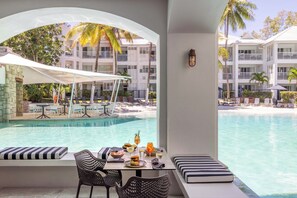 供應午餐及晚餐