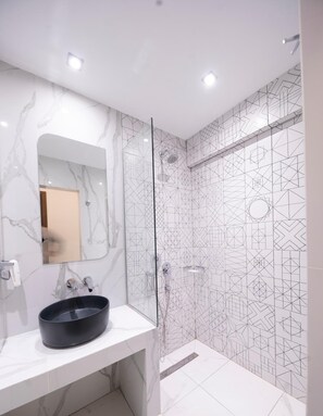Kelengkapan dandanan diri percuma, pengering rambut, bidet 