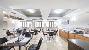 Bữa sáng buffet hàng ngày (7 EUR/mỗi người)